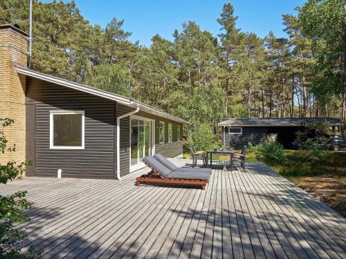 un ponte con panchina e tavolo di 7 person holiday home in Nex a Neksø