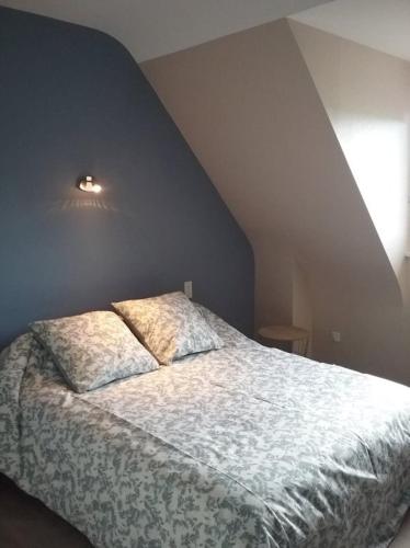 - un lit avec 2 oreillers dans une chambre dans l'établissement La Sente , Le Rendez-vous, à Mont-Dol