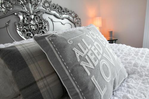 1 cama con almohada y cabecero de plata en Ugthorpe Lodge Hotel en Whitby
