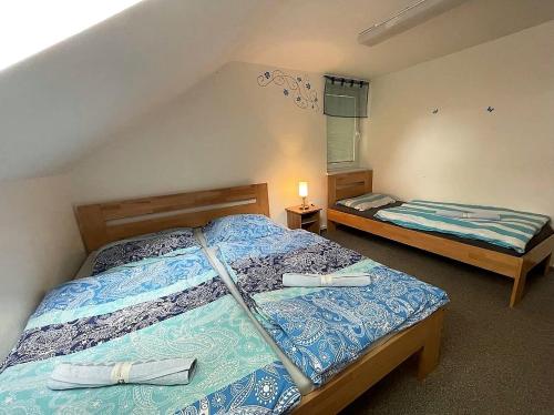 1 dormitorio con 2 camas en una habitación en Apartmány Kaplička Cikháj, en Cikháj
