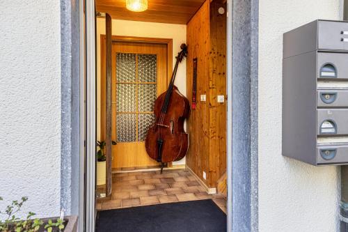 a violin is leaning against the door of a house at Ferienwohnung Cherine in Gailingen
