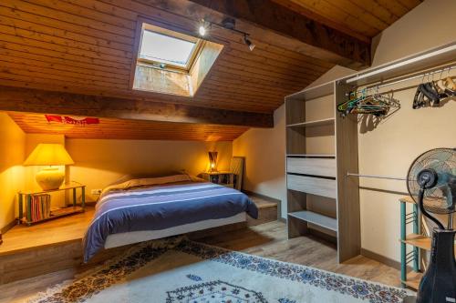 Schlafzimmer mit einem Kingsize-Bett und einem Fenster in der Unterkunft Le Beauregard in Le Grand-Bornand