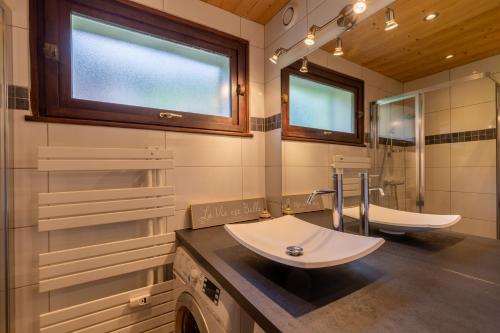 a bathroom with two sinks and a shower at Le Beauregard in Le Grand-Bornand