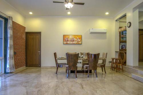 Φωτογραφία από το άλμπουμ του StayVista at Hillside Paradise 4BHK VIlla with Pool and Kids Play area in Delhi σε Dhauj