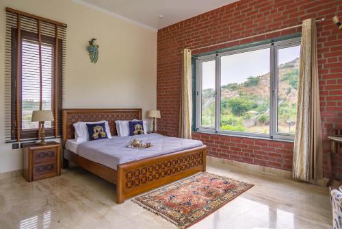 Ένα ή περισσότερα κρεβάτια σε δωμάτιο στο StayVista at Hillside Paradise 4BHK VIlla with Pool and Kids Play area in Delhi