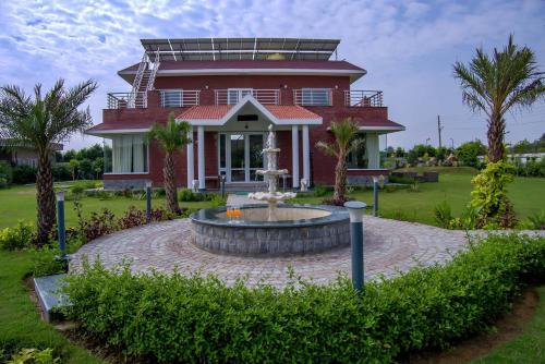 Κήπος έξω από το StayVista at Hillside Paradise 4BHK VIlla with Pool and Kids Play area in Delhi