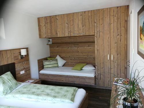 ザンクト・ファイト・イム・ポンガウにあるBirnbacher-appartementのベッドルーム1室(ベッド1台、ソファ付)