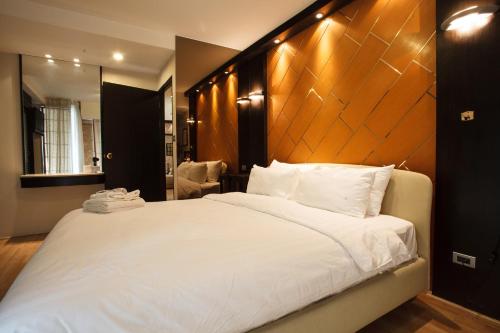- une chambre avec un grand lit blanc et une tête de lit en bois dans l'établissement 2A-2 Bedrooms3Bathrooms Downtown Bangkok Near Mrtbts, à Bangkok
