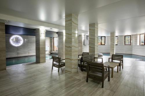 バコヴェルにあるMardan Palace SPA Resortのダイニングルーム(テーブル、椅子付)、プール