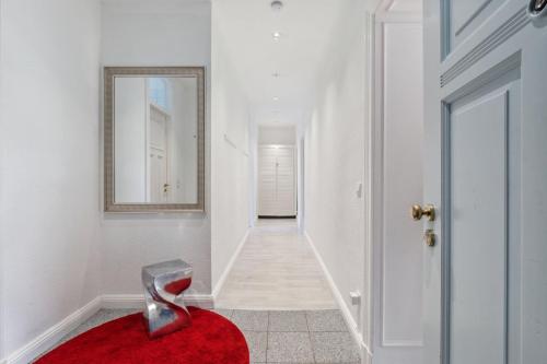 a hallway with a red rug and a mirror at Bright 3-room apartment near Prenzlauer Berg in Berlin