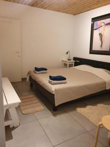una camera da letto con un letto con due asciugamani blu sopra di B&B De Vlaschaerd a Heule