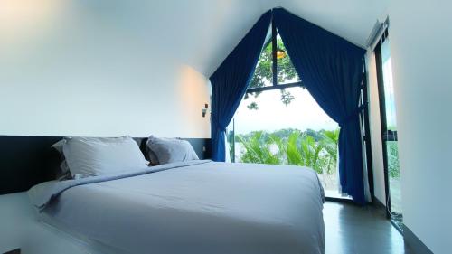 Una cama o camas en una habitación de Kampot Riverfront Boutique