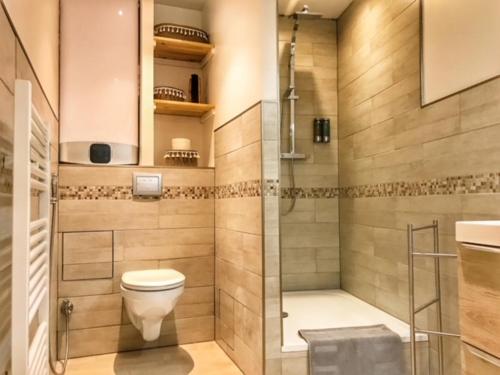 une salle de bain avec toilettes et douche dans l'établissement Loft - L'esquisse - Centre, à Strasbourg