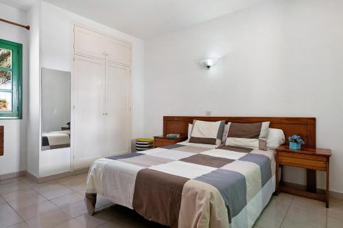 ein Schlafzimmer mit einem großen Bett in einem Zimmer in der Unterkunft Spacious Sunny Relaxing Lanzarote in Puerto del Carmen