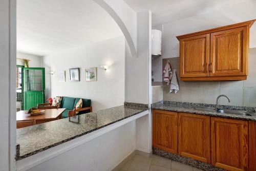 een keuken met een wastafel en een aanrecht bij Spacious Sunny Relaxing Lanzarote in Puerto del Carmen
