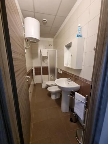 La salle de bains est pourvue de 2 toilettes et d'un lavabo. dans l'établissement LA BUSSOLA, à Badia Polesine