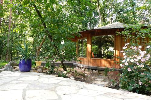 a gazebo in a garden with a blue vase at Woeste Hoogte - Groesbeek in Groesbeek