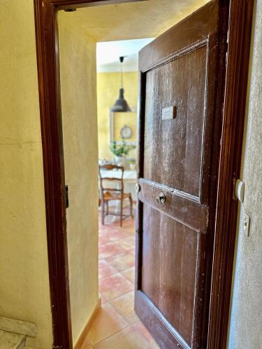 une porte ouverte sur une pièce avec une salle à manger dans l'établissement Résidence Place Poullan, à Villefranche-sur-Mer