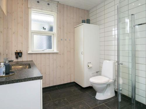 ロンストラップにあるHoliday home Hjørring IVのバスルーム(トイレ、洗面台付)、窓が備わります。