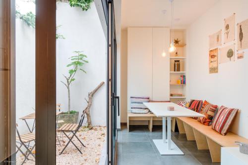 Habitación con mesa, banco y mesa. en Stylishly furnished private home in a vibrant area, en Amberes