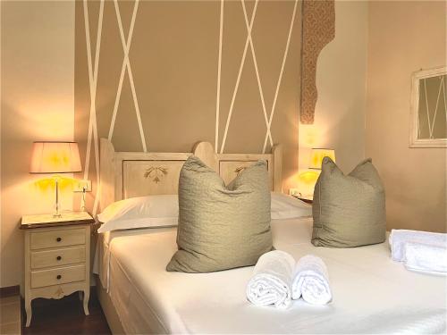 1 dormitorio con 1 cama con 2 almohadas en Soggiorno Pezzati, en Florencia