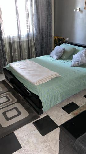 a large bed in a room with a window at Laila in Creil