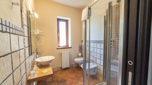 a bathroom with a toilet and a sink at Sogni di Langa in Cerretto Langhe