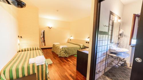a small room with two beds and a sink at Sogni di Langa in Cerretto Langhe