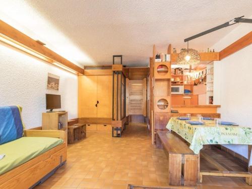 un salon avec un canapé et une table dans l'établissement Studio pour 4 pers à Chantemerle, Serre-Chevalier avec balcon, parking et équipements complets - FR-1-330E-70, à Saint-Chaffrey