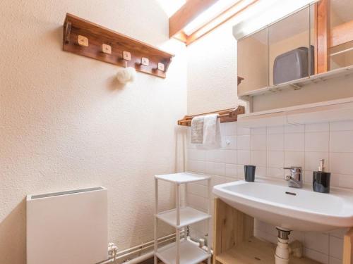 A bathroom at Appartement Saint-Chaffrey , 1 pièce, 4 personnes - FR-1-330E-70