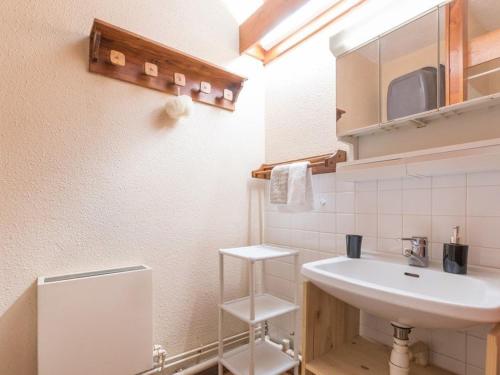 une salle de bain avec un lavabo blanc et un miroir dans l'établissement Studio pour 4 pers à Chantemerle, Serre-Chevalier avec balcon, parking et équipements complets - FR-1-330E-70, à Saint-Chaffrey
