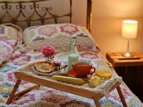 una bandeja de comida en una mesa en una cama en Beech Tree Cottage, 