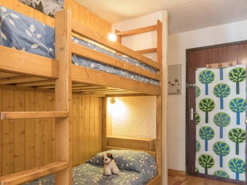 - un lit superposé avec un chien assis sur la couchette inférieure dans l'établissement Charmant studio à Chantemerle, terrasse, jardin, parking gratuit, 4 pers, proche Serre-Chevalier - FR-1-330E-53, à Saint-Chaffrey