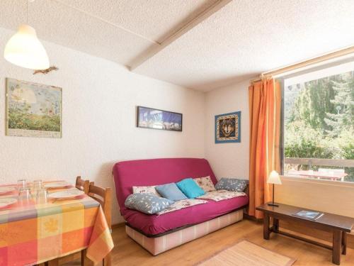 un salon avec un canapé et une fenêtre dans l'établissement Charmant studio à Chantemerle, terrasse, jardin, parking gratuit, 4 pers, proche Serre-Chevalier - FR-1-330E-53, à Saint-Chaffrey