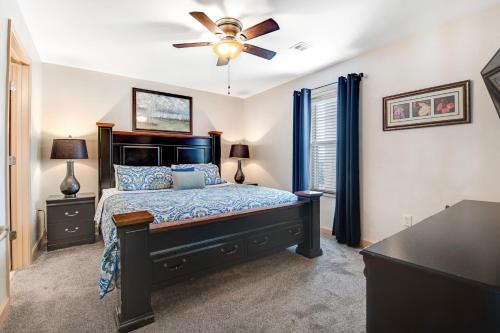 Säng eller sängar i ett rum på Mountain View Condo 5502