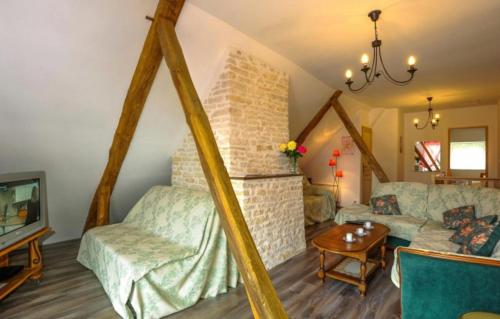 un salon avec un canapé et une télévision dans l'établissement Gites Victor, à Spoy