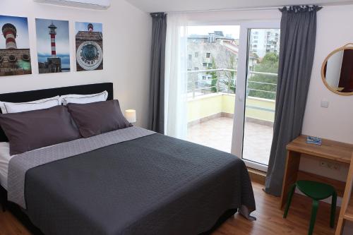 ein Schlafzimmer mit einem Bett und einem großen Fenster in der Unterkunft Shik & Chic in the Heart of Burgas # 5min from beach # New in Burgas City