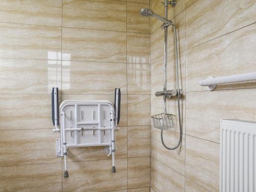W łazience z przeszklonymi drzwiami znajduje się prysznic. w obiekcie Brookside w mieście Coychurch