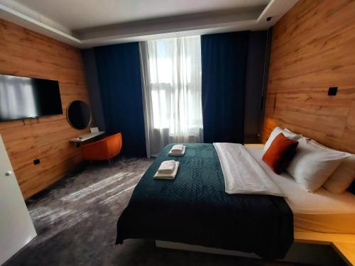 um quarto com uma cama grande e uma televisão em A8 b&b em Zagreb