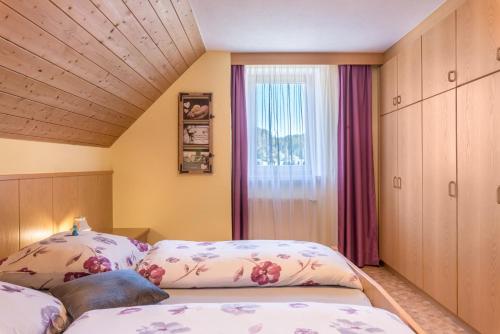 sypialnia z dwoma łóżkami i oknem w obiekcie Oberwieserhof App 3 w mieście San Lorenzo di Sebato