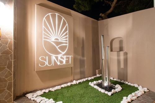 um sinal para um resort com um sinal para um spa em Sunset Apartments Free shuttle from Athen's Airport em Spata