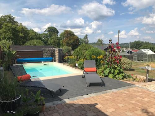 une piscine avec 2 chaises longues et une piscine dans l'établissement APARTMENT SONNE Reusa, à Plauen