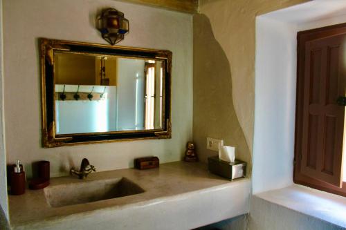 y baño con lavabo y espejo. en Room in Villa - Beautiful Accommodation At The Heart Of Andalusia, en Puente Genil
