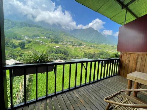 a balcony with a view of a mountain at Ginn's House in Sa Pả