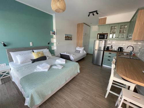1 dormitorio con 1 cama grande y cocina en «ΑΓΝΑΝΤΙΟ l» Δωμάτιο με μοναδική θέα!, en Mirina