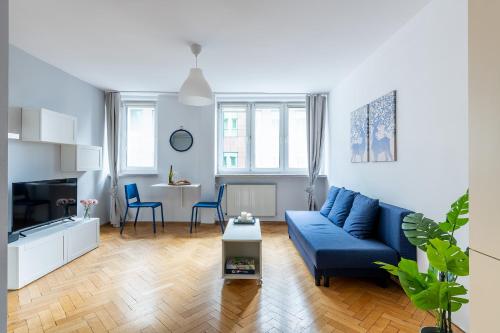 sala de estar con sofá azul y mesa en Śliska 10 Prywatne mieszkanie 300m od Dworca Centralnego oraz metra ONZ, en Varsovia