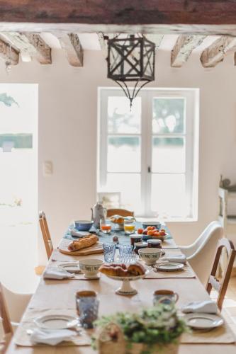 een lange tafel met eten erop bij Domaine de Jouarre in Jouarre