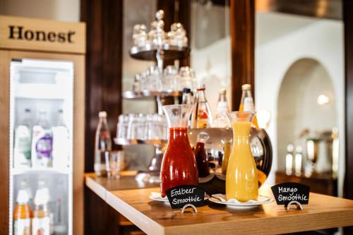 um bar com duas garrafas de bebidas no balcão em Hotel Westerkamp em Osnabrück