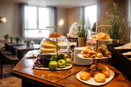 um buffet com pratos de comida numa mesa em Hotel Westerkamp em Osnabrück