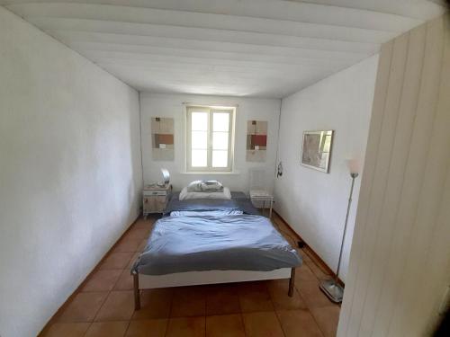 Habitación pequeña con cama y ventana en Aareggli en Berna